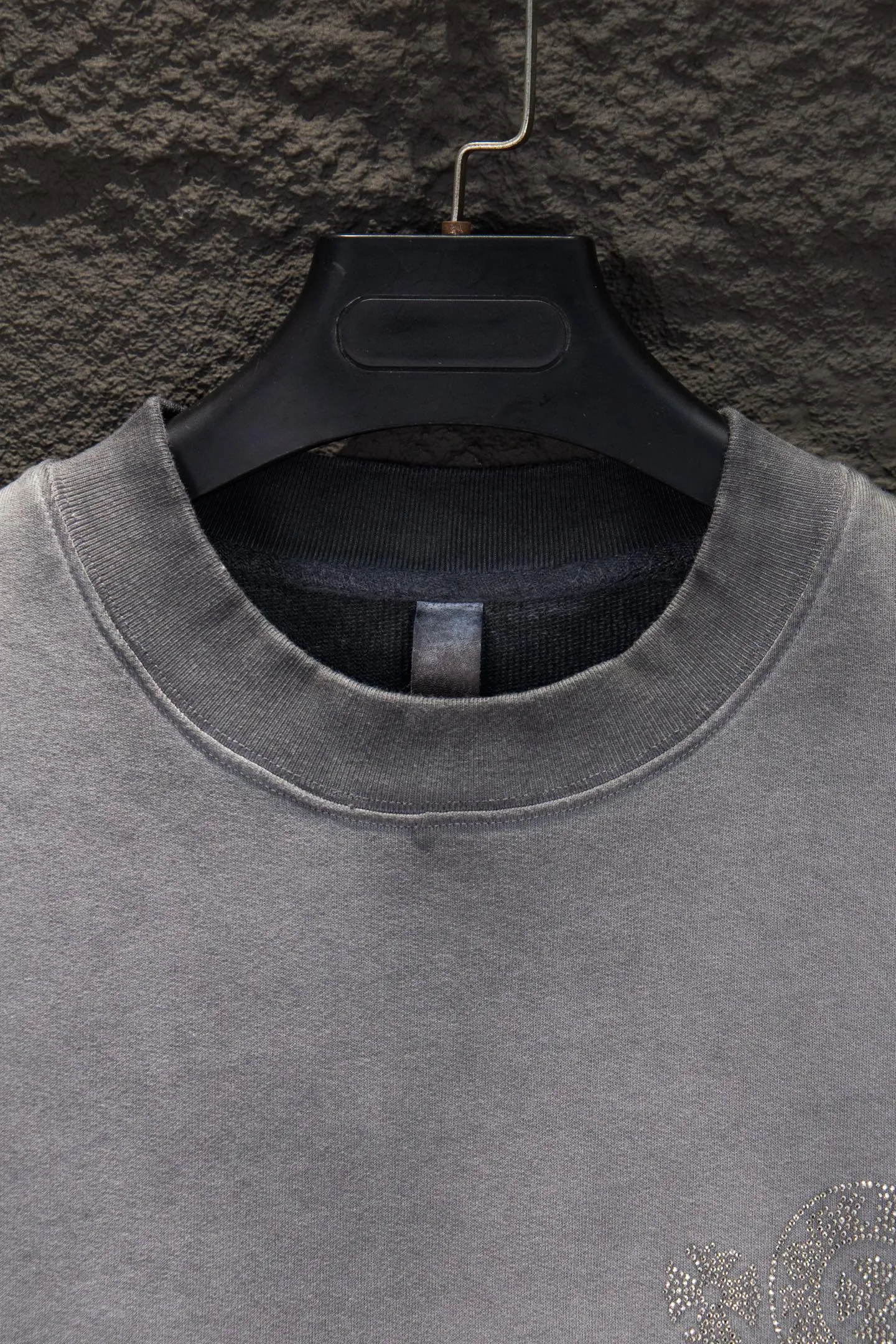 P270 🆕Chrome hearts new hot-drilled and stir-fried color sweatshirt. The os version is really charming. The Chrome family is also really unique. Every new season's new version is to the extreme. It is very practical and can be worn casually. Nice✔️ - ⚠️100% cotton. Made of custom-dyed terry cotton sweatshirt surface, 420g double-ply double yarn, comfortable to the touch. Made from imported knitting needle carded cotton, the thickness is moderate, drapey and contoured, making the upper body comfortable! ! It is very tolerant to fat body types and can instantly lose five pounds after wearing it!  Specially ordered many Austrian hot diamonds, which have the bling bling effect of natural crystals under the light, and multi-faceted reflective points, the production cost is extremely high. The laser molding includes a computer engraving machine and a laser machine, which are accurate in particle units. Finally, it is hot and set at high temperature. After hot stamping, the firmness needs to be tested repeatedly on the hot stamping. It can appear colorful and reflective under the light. The body is treated with anti-bottom fried color elements, which greatly increases the interest of the clothing; unique visual effects.  Hem Loose closing Double-layer fabric Good closing effect Exquisite seaming Color: Washed black Reverse stir-fried gray Size: S-M-L-XL